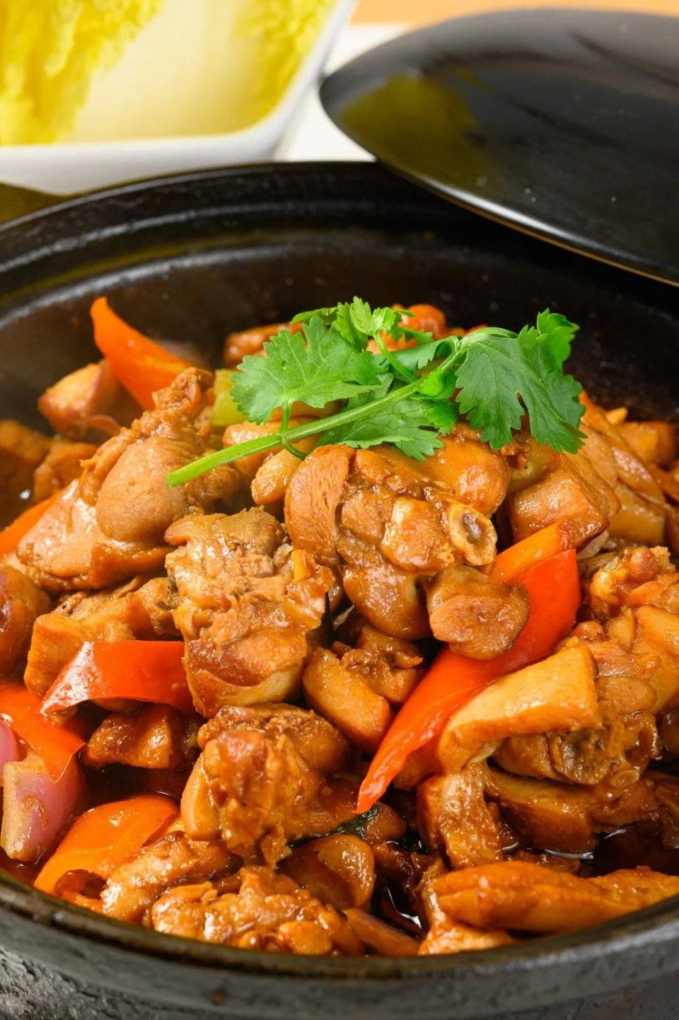 店内的 【招牌鲜鸡公煲】,是所有"老朋友"zui熟悉不过的了.