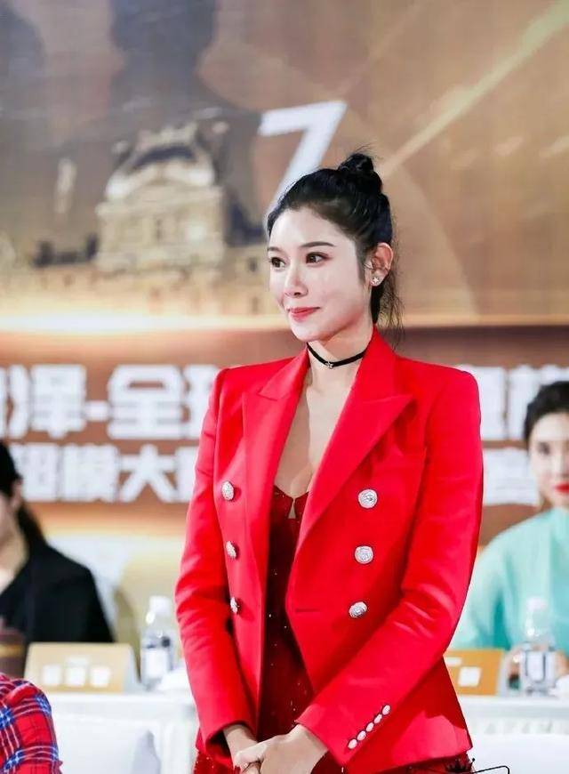 林丹出轨事件女主被骂三年,发文暗讽谢杏芳:苍蝇不叮无缝的蛋_赵雅淇