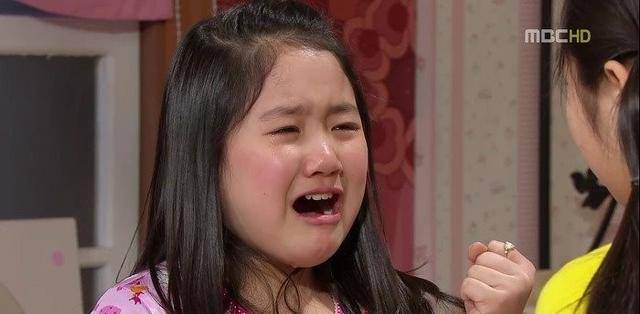 《搞笑一家人2》中饰演郑海莉,她把在有钱人家长大,娇生惯养的小女孩