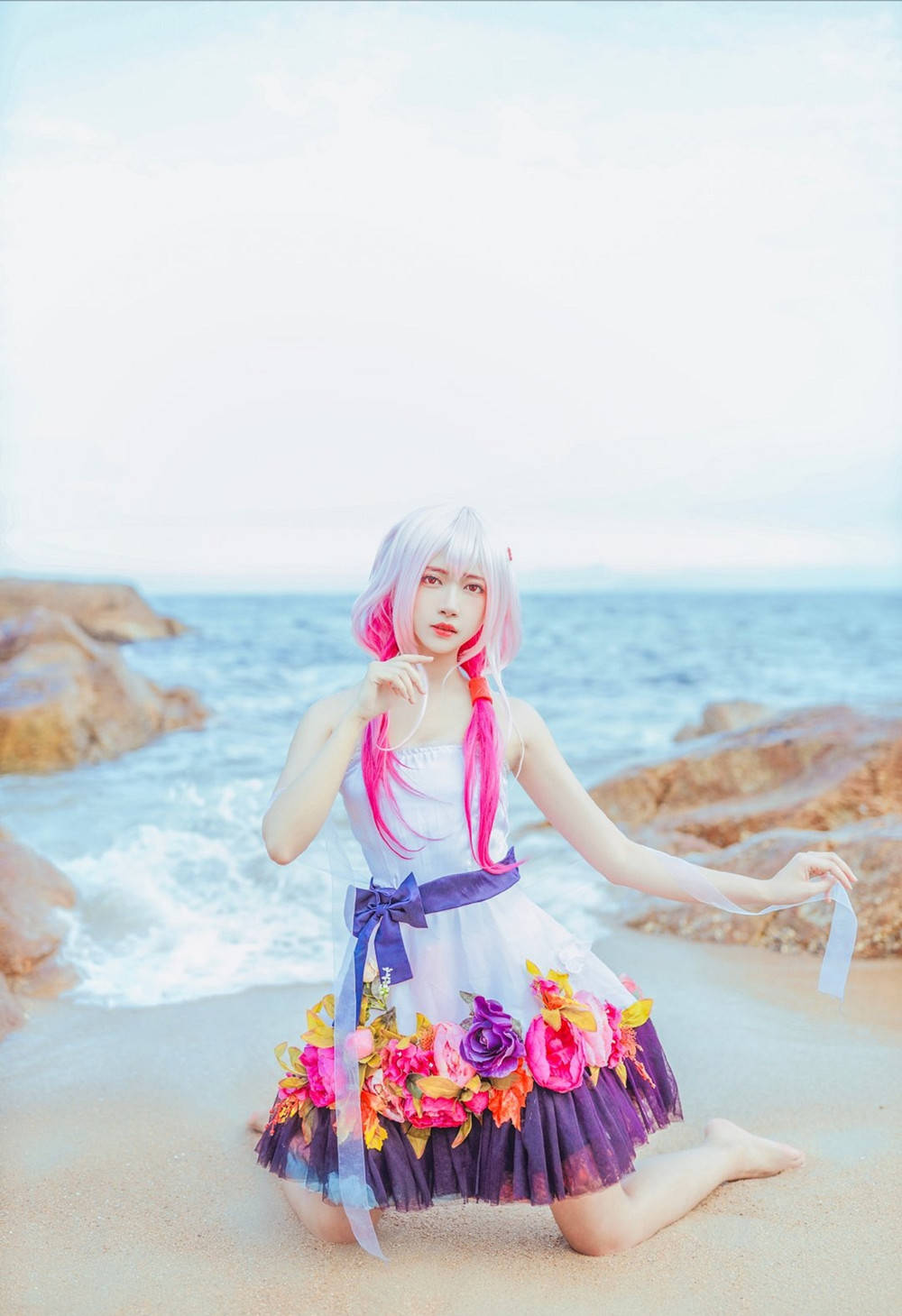 罪冠楪祈海边cos,群上繁花绽放极致之美,清新粉毛恍若美人鱼__lily