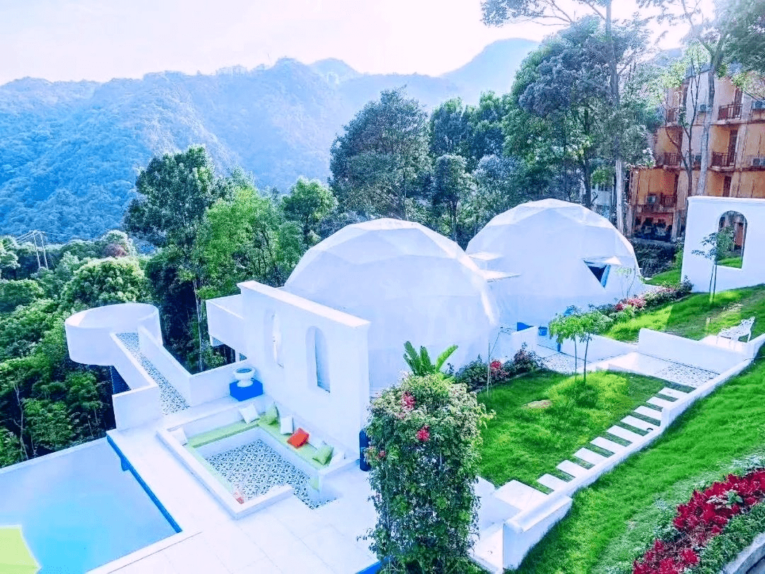 悬崖边的沙发躺椅 直面森林的玻璃泡泡屋…… 都为这里营造了一种悠闲