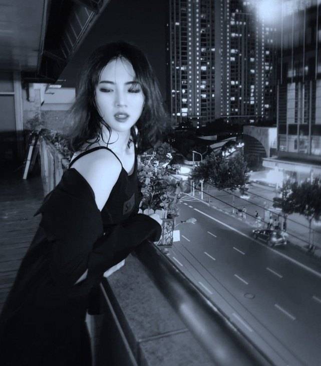 华为小公主姚安娜晒美照秀香肩,网友留言要电话号码被她霸气拒绝