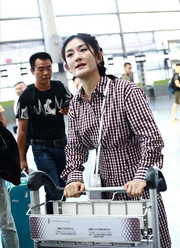 38岁谢娜现身机场穿束腰密格子衬衫裙皮肤松弛岁月催人老