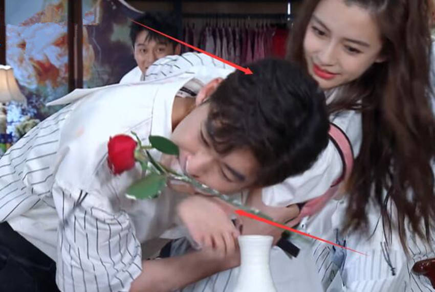 原创张翰节目上差点摔到杨颖身上,她的下意识动作被赞已婚女性的典范