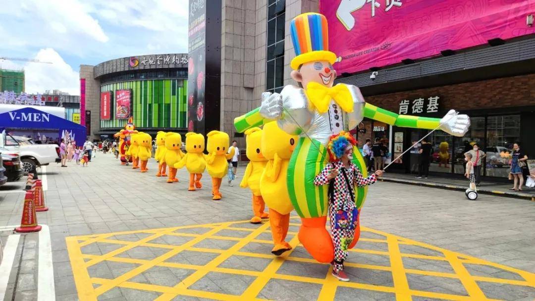人偶服装的小黄鸭和气球小丑开启,小黄鸭通过表演快闪舞蹈吸引了过往