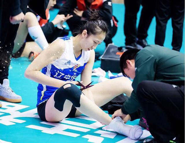 女排暴力二传获殊荣,受国际排联推崇,上官网封面,连播五场比赛_丁霞