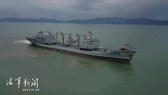海军鄱阳湖舰是我国自行设计建造的首型远洋综合补给舰首舰,1976年在