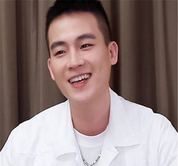 最后这位就是大家看到他感觉手会抽筋的欧豪了,他的这个比心就是非常