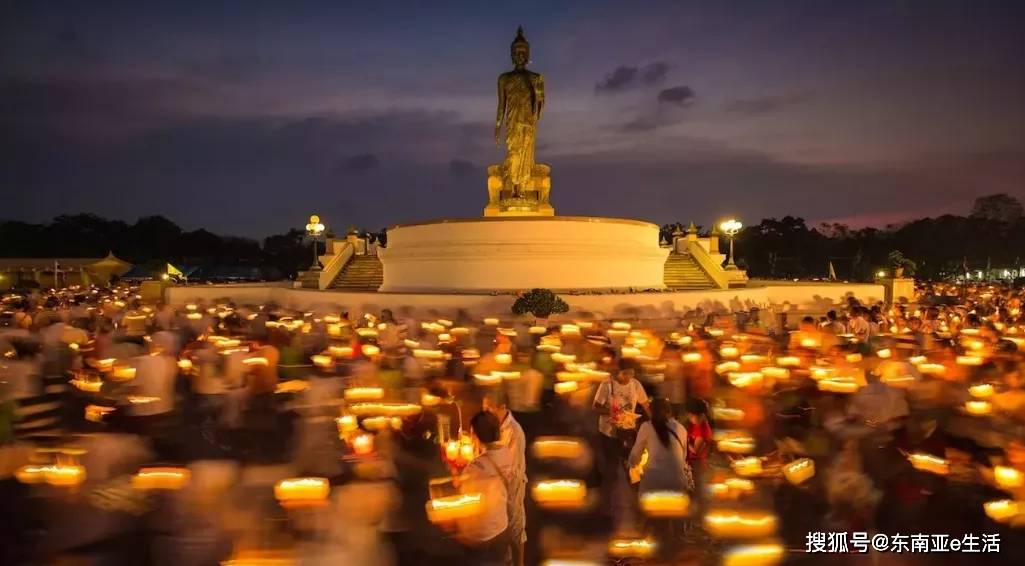 疫情下的泰国三宝佛节,全民戴口罩行善做功德