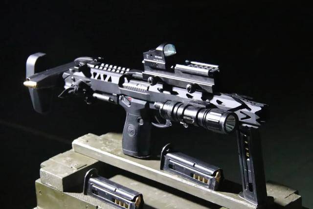 虽然国产枪械在战术导轨标准化方面还处于起步阶段,但进步明显!