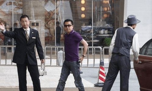 而黄晓明和angelababy结婚的时候,证婚人则是王中军.