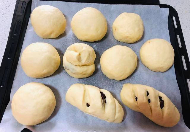 这种豆沙葡萄干小餐包,揉好面团包上馅料,简单两步轻松做出来