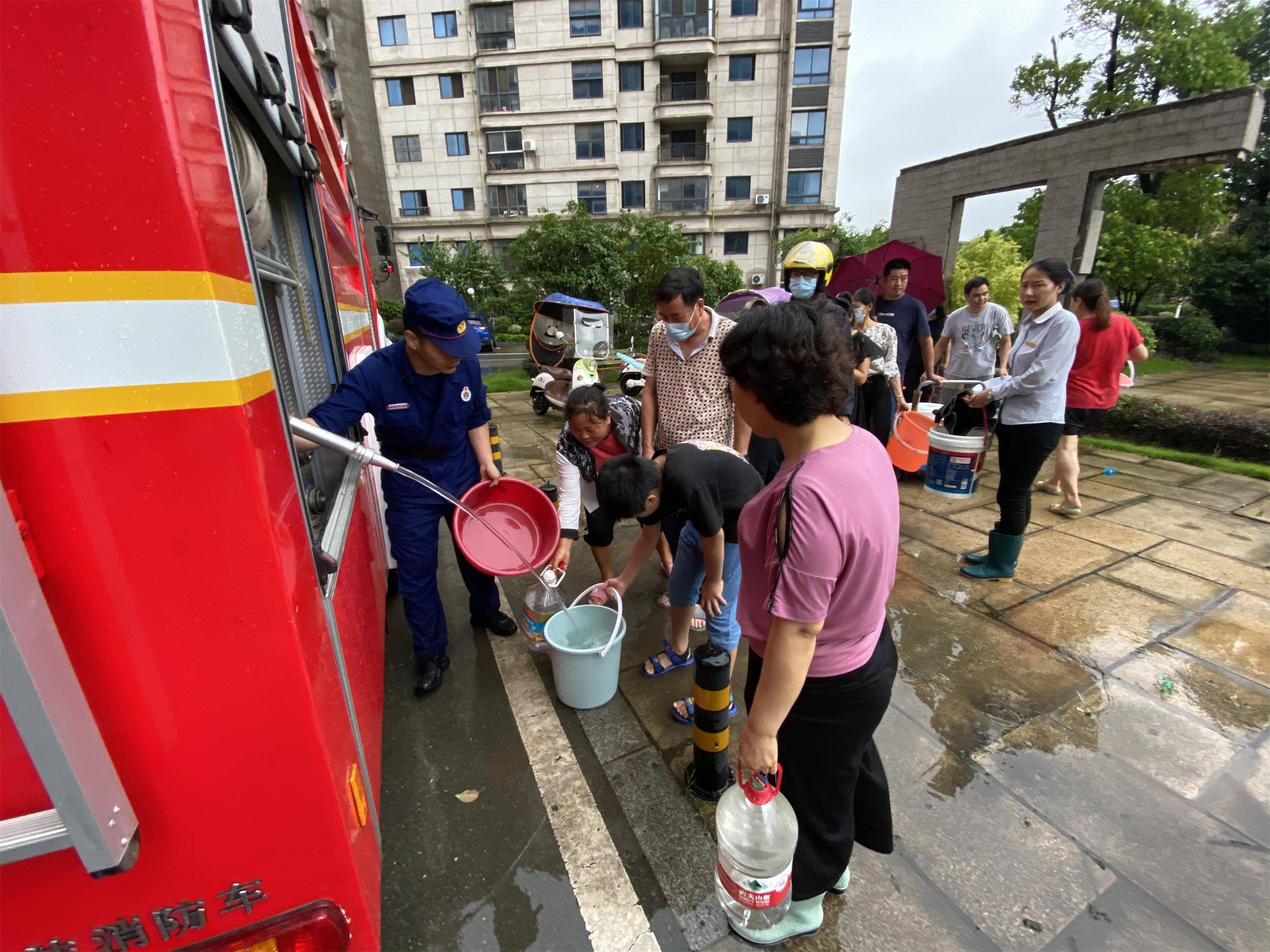 7月6日以來,浠水縣散花鎮迴風磯飲用水水源地一取水躉船錨鏈斷裂,為