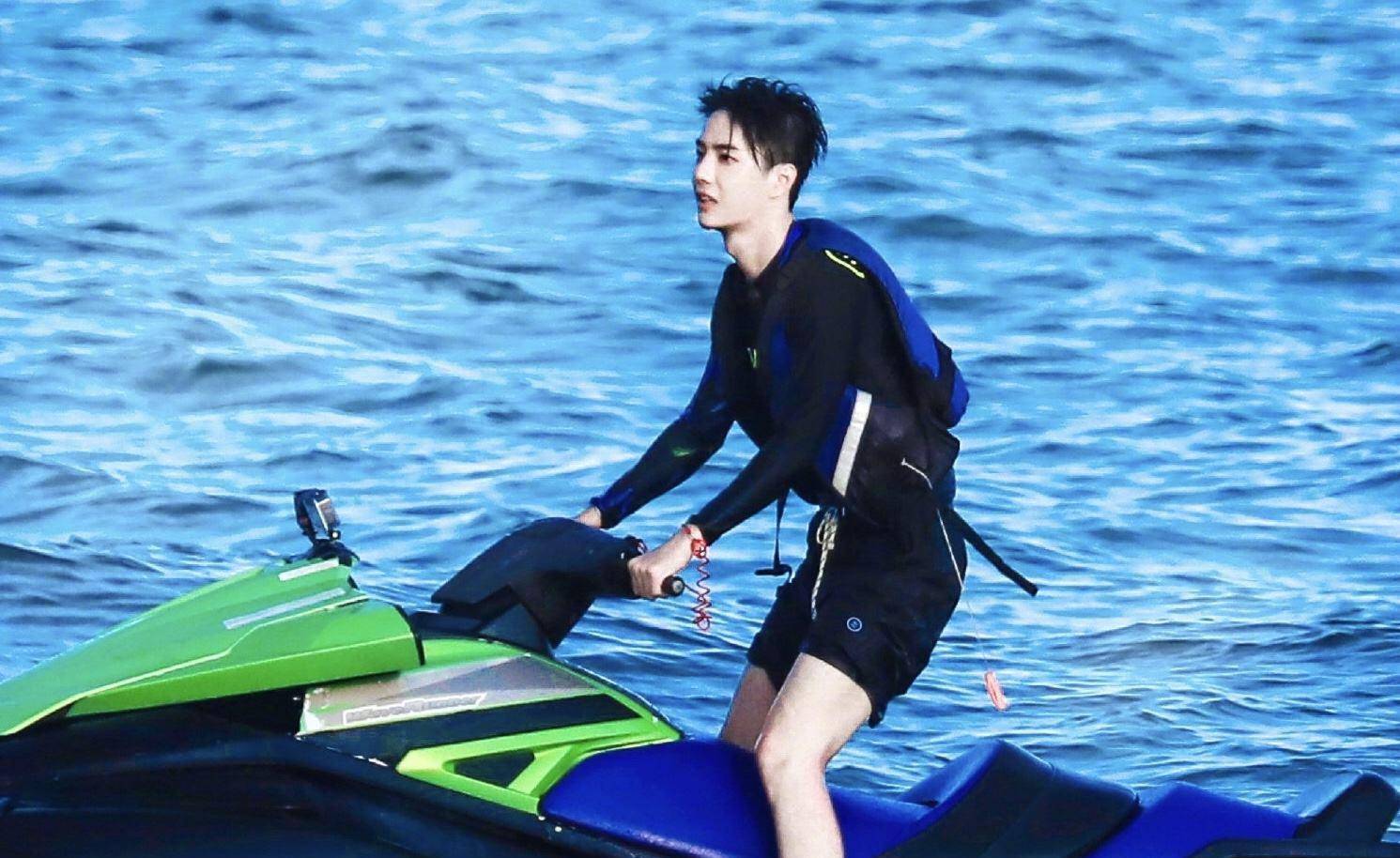 王一博节目帅气冲浪,与韩东君比赛大秀运动天赋,完美偶像就是他