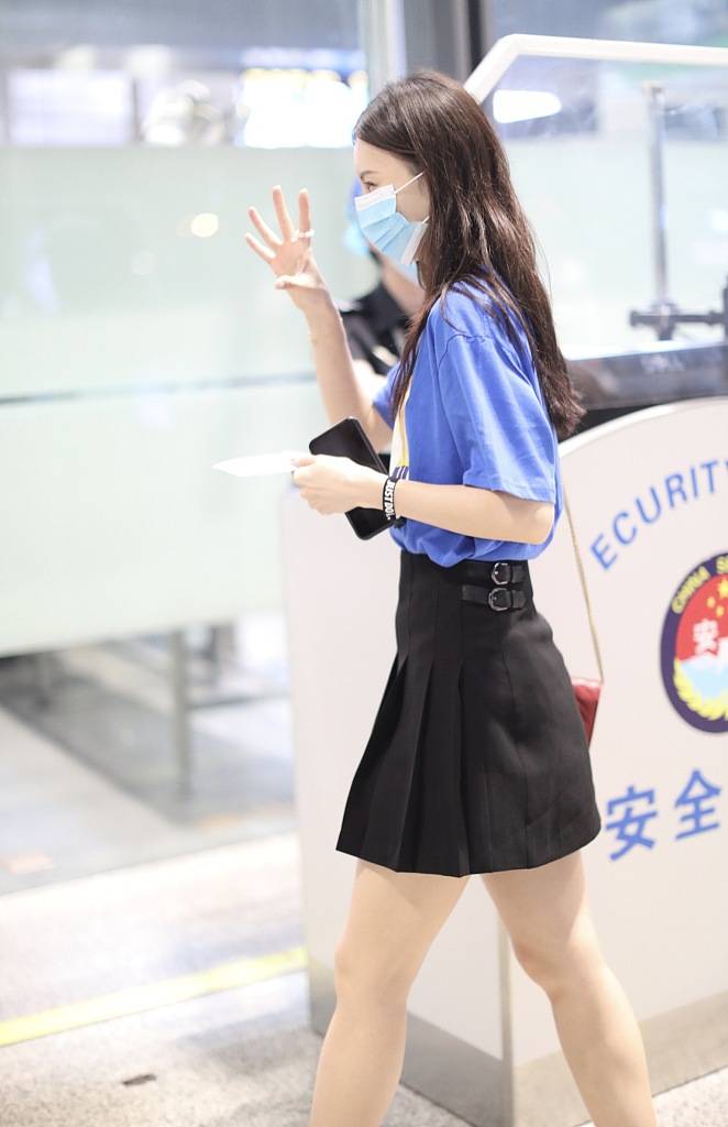 金晨长发披肩笑眼温柔 穿黑色百褶裙秀美腿身材好