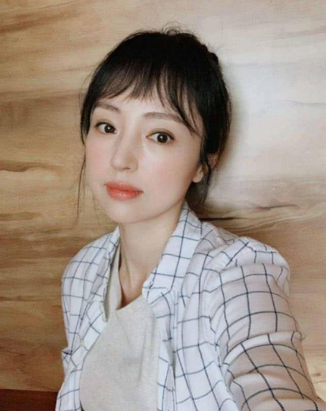 原创董璇苏小玎被拍牵手前往酒吧,双方互搂腰,贴耳密语,恋情疑曝光