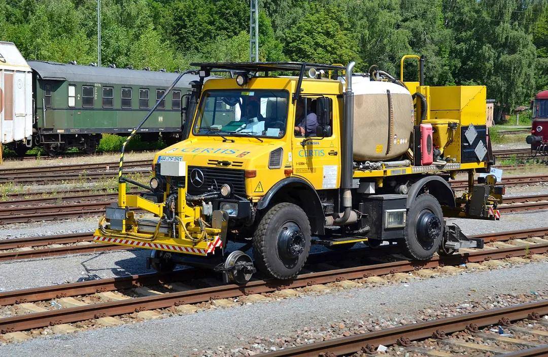 铁路上跑卡车,变形金刚来了?