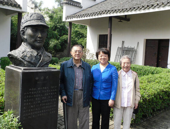 两人生有4个孩子,其中三子一女:长子徐文伯;二儿子和三儿子姓名等情况