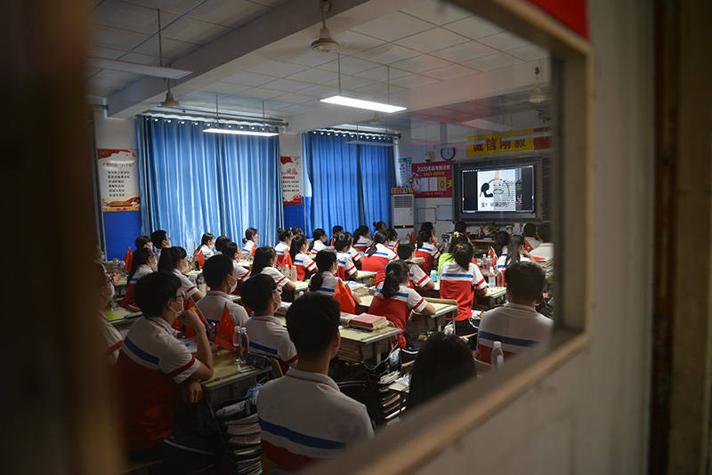 扬帆再起航未来勇敢闯雄县中学445班同学临别剪影