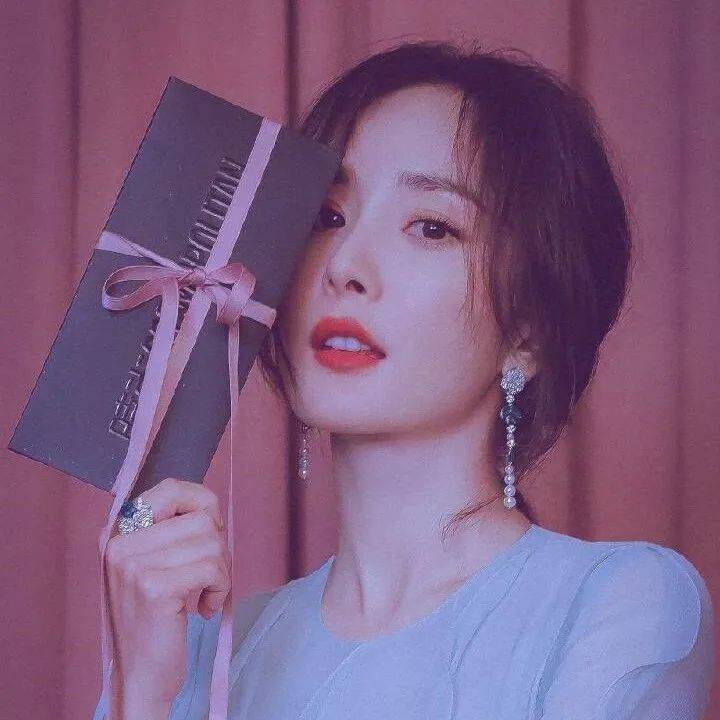 小饰品也有大惊喜杨幂宠爱的蜜桃耳环太甜美气质提升一大半