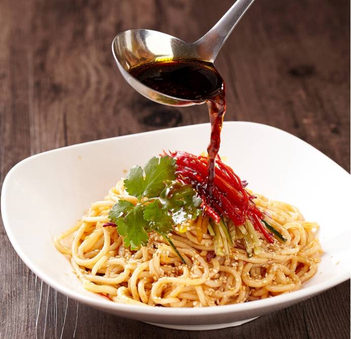 夏天酷热难耐,快来一碗脆爽冰凉的捞汁凉面吧!