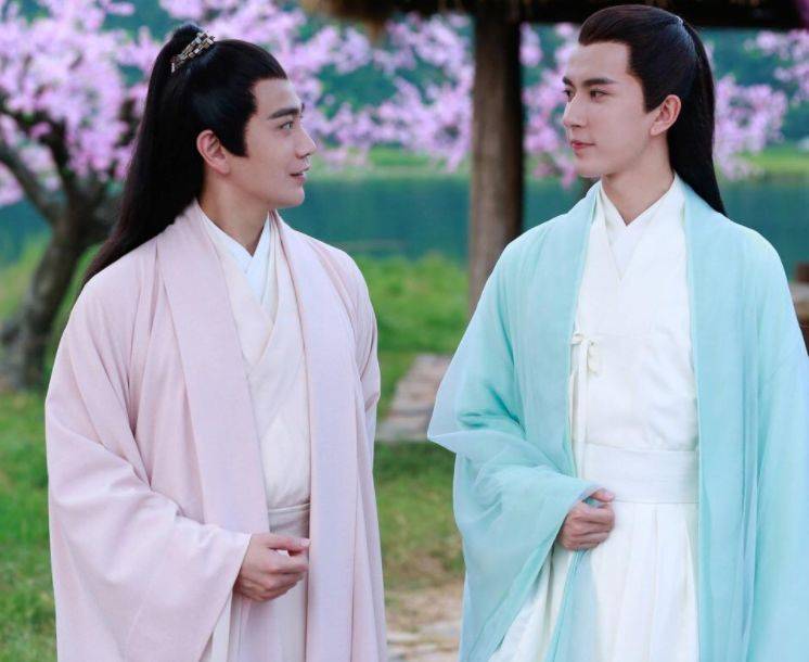 折颜是一只比青丘上神白浅还有老的凤凰,但是为什么白浅和几位哥哥都