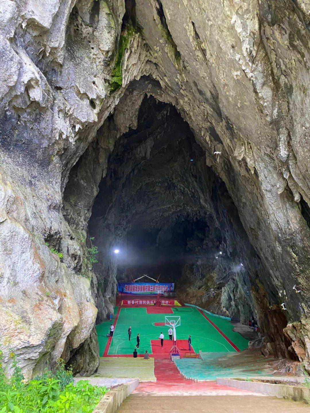 原创贵州大山发现一座山洞,村民集资24万建成篮球场,冬暖夏凉好舒服