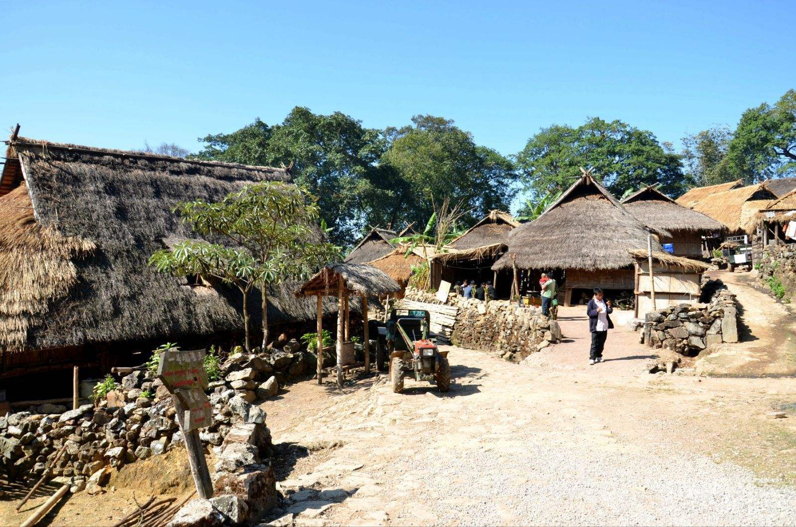 原创云南边陲有个隐秘村寨,是中国最后的原始部落,妇女们烟不离手