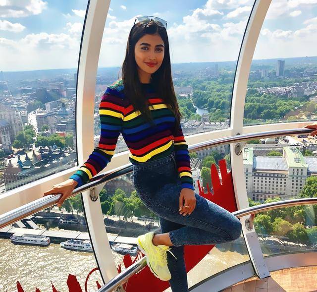 印度环球小姐三甲 气质出众芳自华 混合穿搭超有女人味_pooja