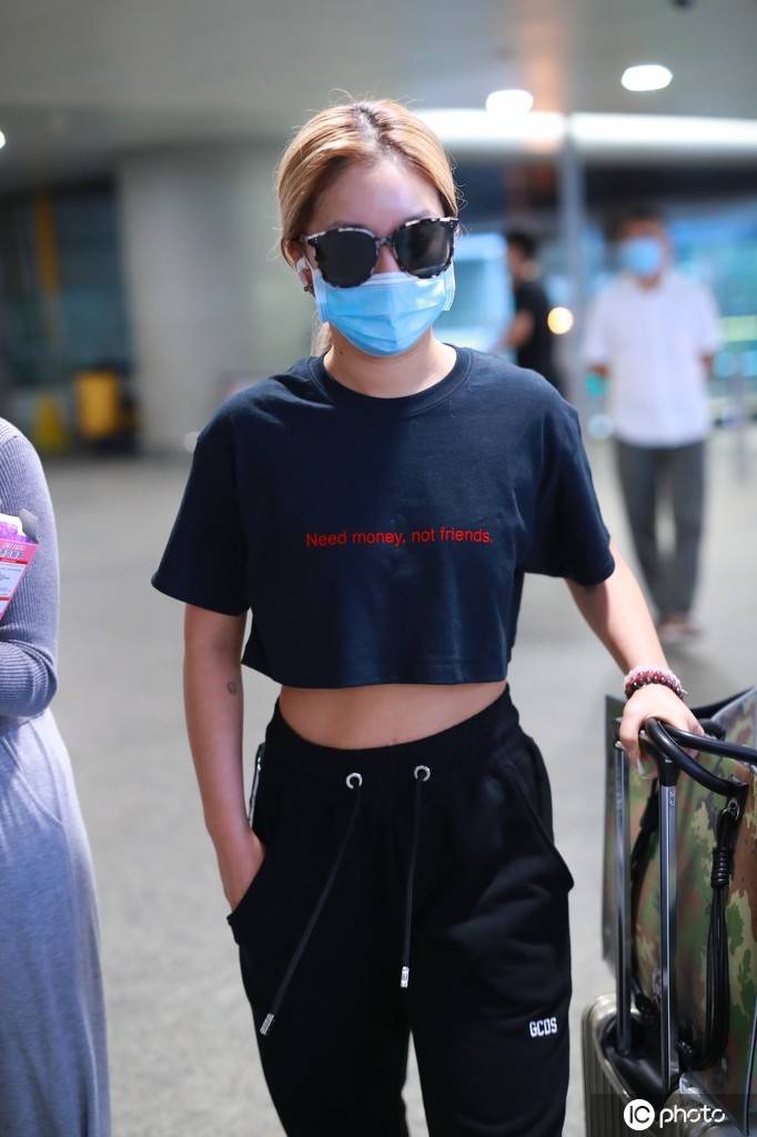 王菊现身北京机场 穿露脐装瘦了就是自信