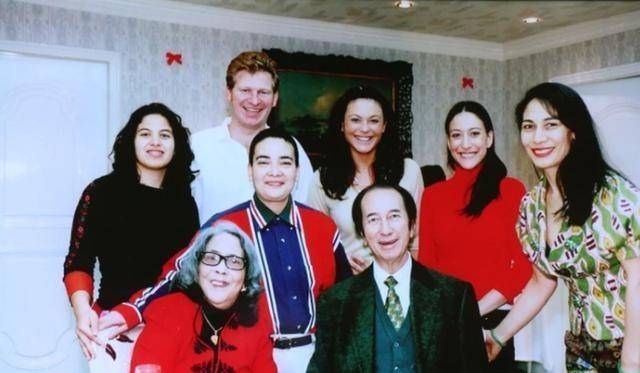 早年何猷光两名女儿何家华和何家文先后在外地结婚,身为祖父的赌王