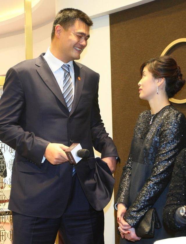 嫁给"亚洲第一巨人"是什么感受?结婚19年无子,妻子直言不方便