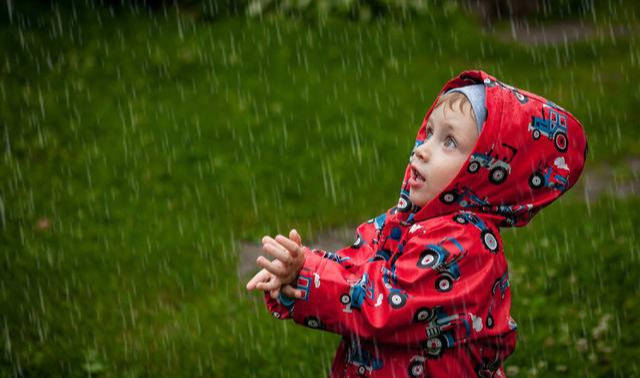 原创一下雨宝宝就兴奋喜欢淋雨玩,宝妈担心长虱子不让去,这样好吗?