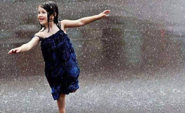 原创一下雨宝宝就兴奋喜欢淋雨玩宝妈担心长虱子不让去这样好吗