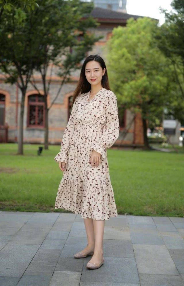 原创街拍,美女搭配碎花连衣裙简约大方