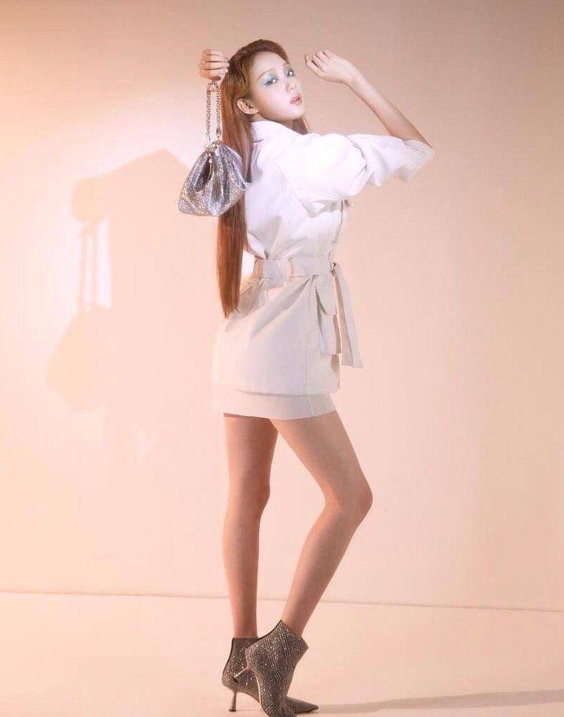 李圣经不愧是腿精拍大片的姿势也这么奇特一般人不敢模仿