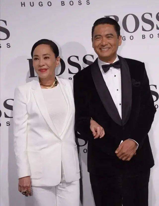 周润发"丑妻"一点都不丑,穿紫色开叉裙戴金色颈饰,高贵又迷人_陈荟莲