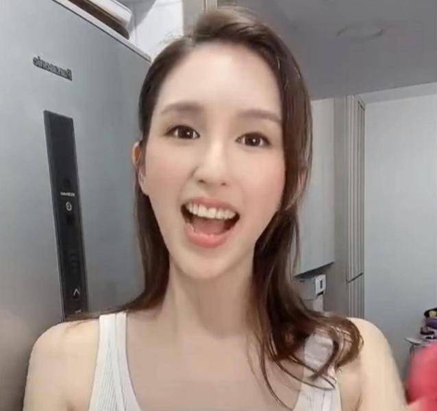 前tvb小花何傲儿改名何天儿,内地收百万拍广告,网友:认不出_林建名
