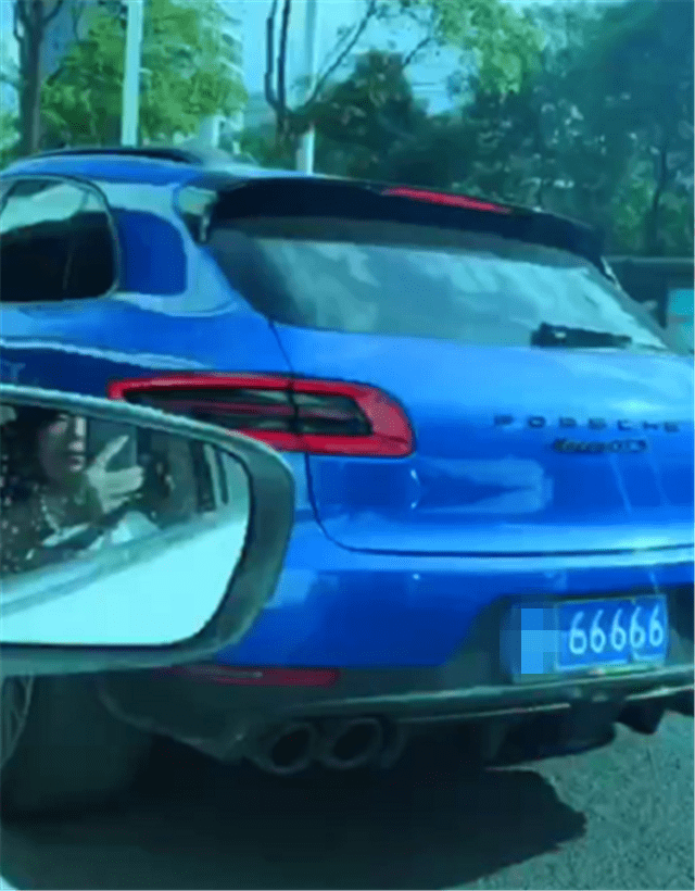 最拉风的保时捷全车迈阿密蓝挂66666车牌牌就值7位数