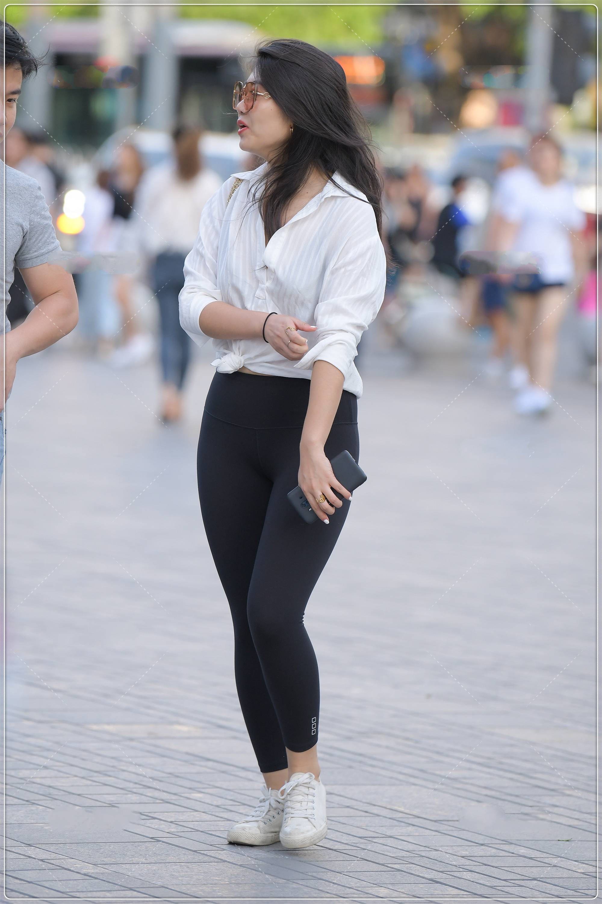 原创白衬衫搭配黑色小脚裤宽松时尚尽显独特气质