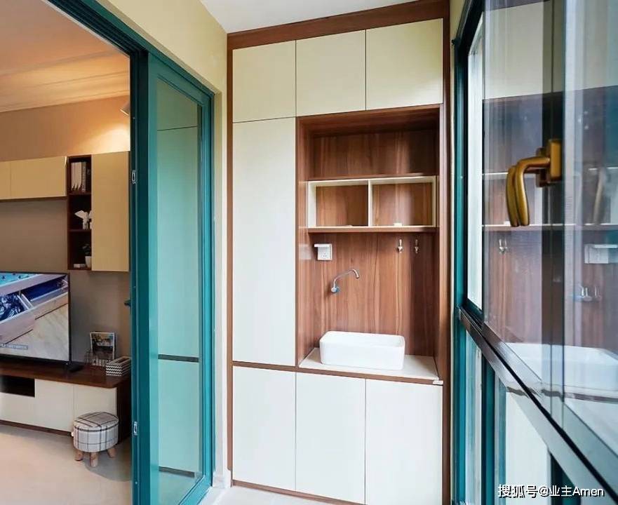 天花板柜的双层隔断非常方便存放洗衣粉和牙刷杯.