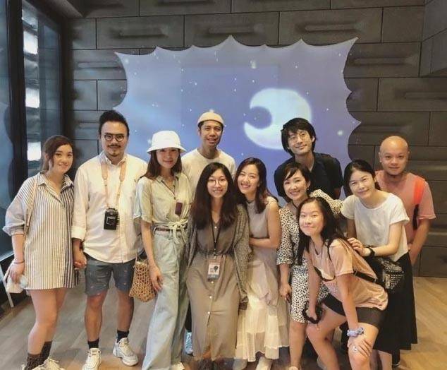 原创戴情侣帽放闪·李佳芯偕男友带狗看兽医