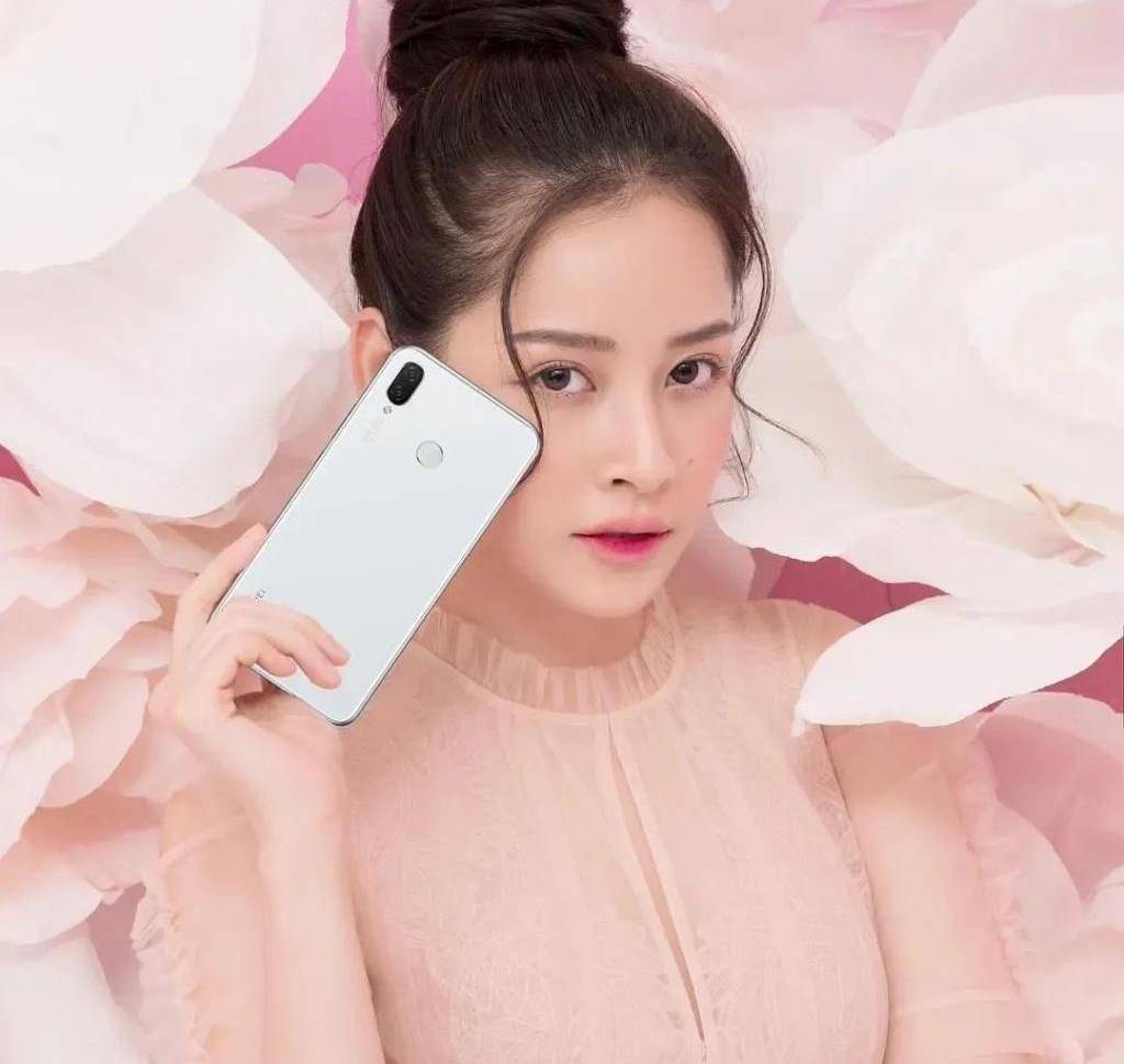 华为越南代言人走红,手机好不好用不知道,她的确是令人挪不开眼