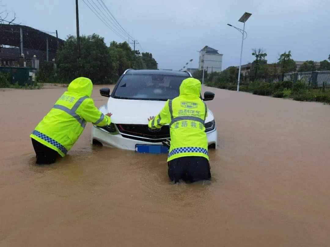 服务故事暴雨来袭吉利24小时道路救援在行动