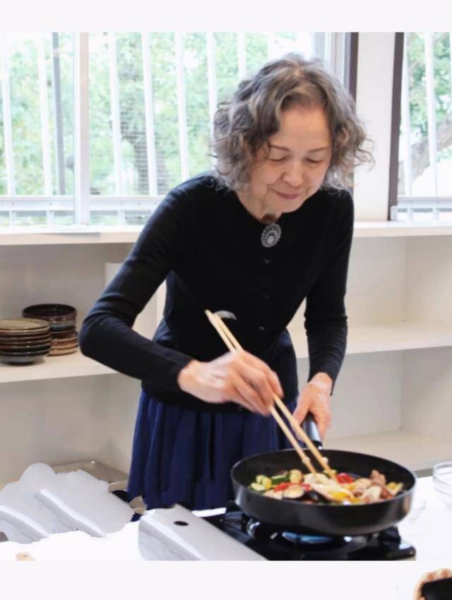 74岁日本奶奶走红用态度证明老年人更要优雅