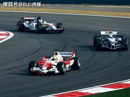 山西灵石:下陡坡弯道强超车 酿成事故三车受损