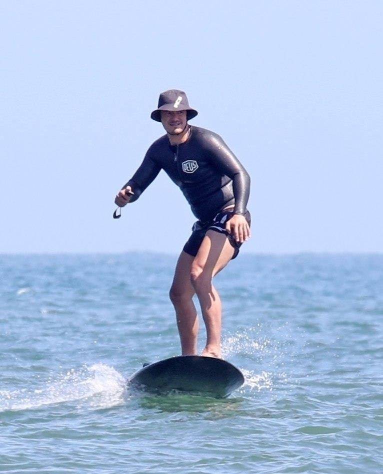 35岁水果姐产前嬉水,肚大如箩似怀双胞胎,43岁精灵王子乘风破浪