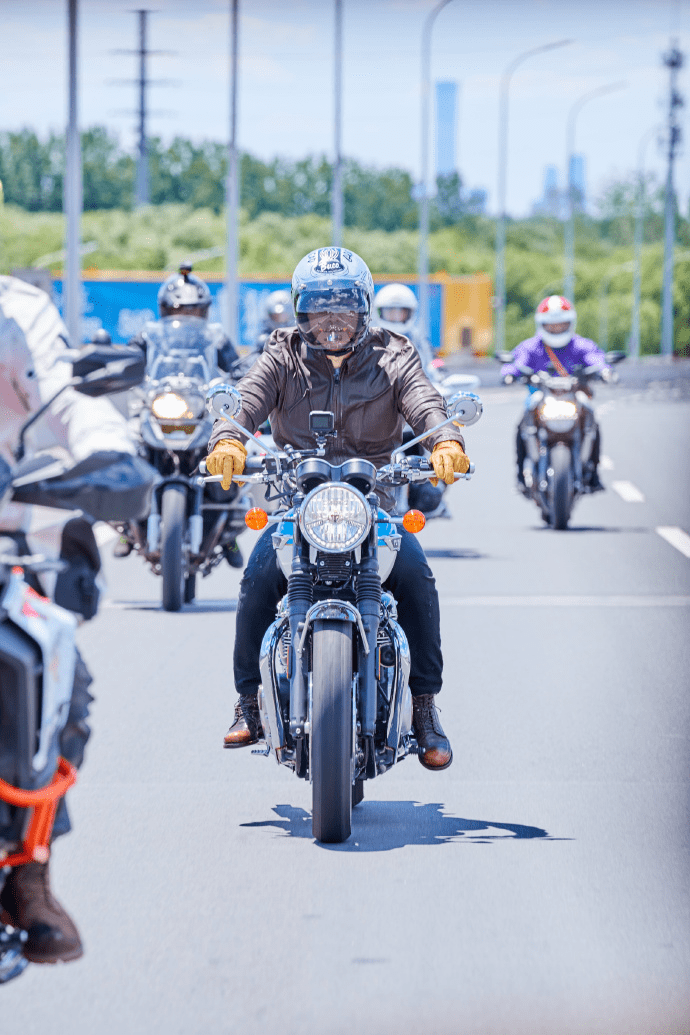 《让生活好看》热播 李晨与老友骑机车重温年少热血时光