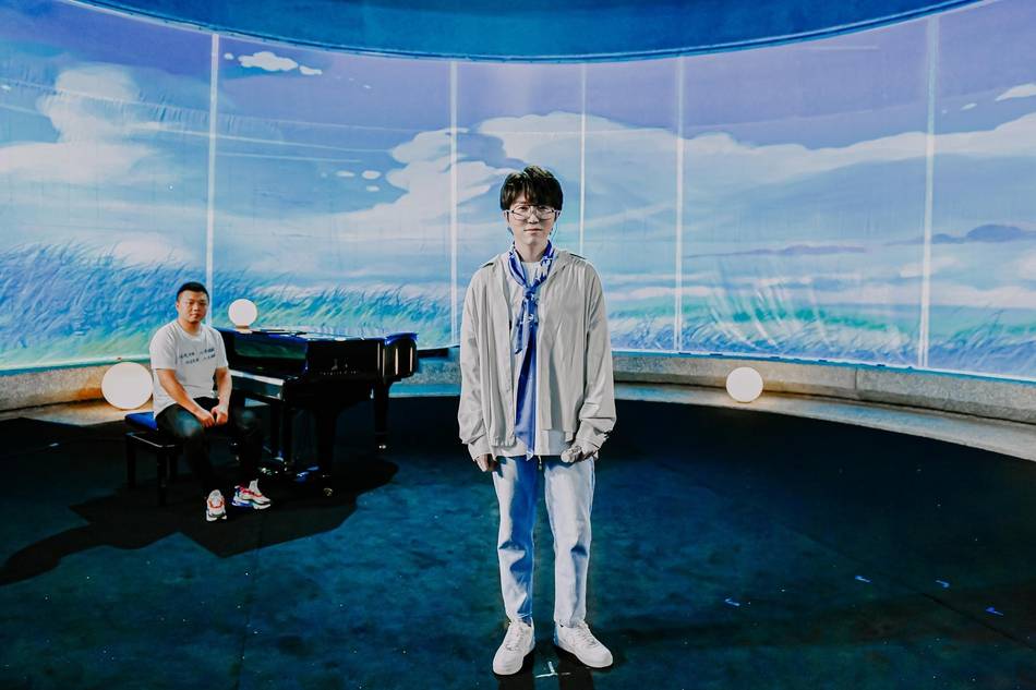 毛不易穿牛仔裤搭白鞋简约清新 憨憨一笑软萌可爱