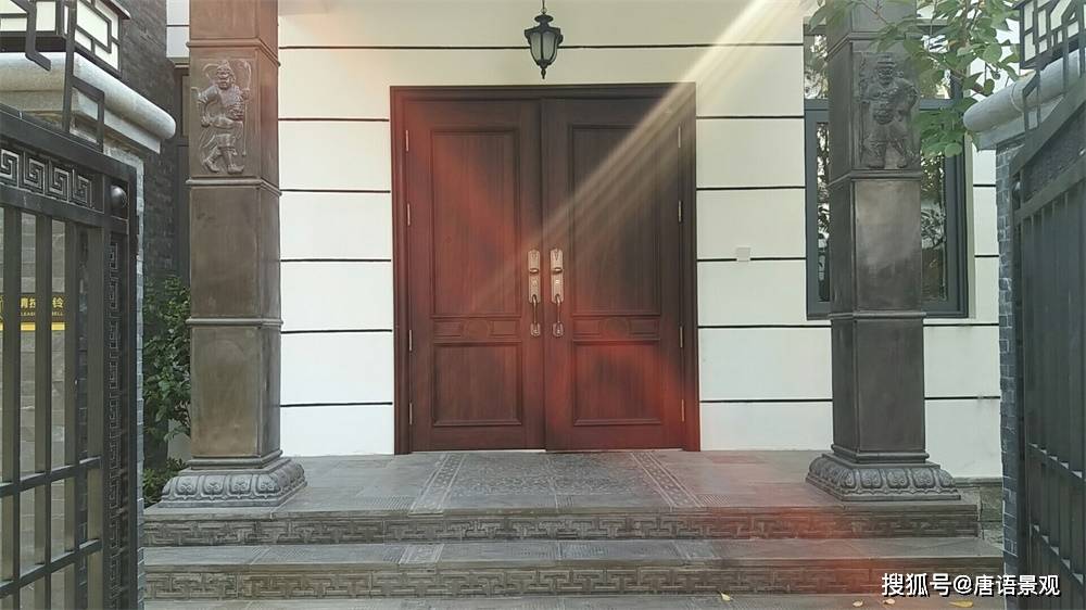 选用中式地砖铺装,台阶处用回纹线装饰,柱子上用两幅砖雕图案相对称